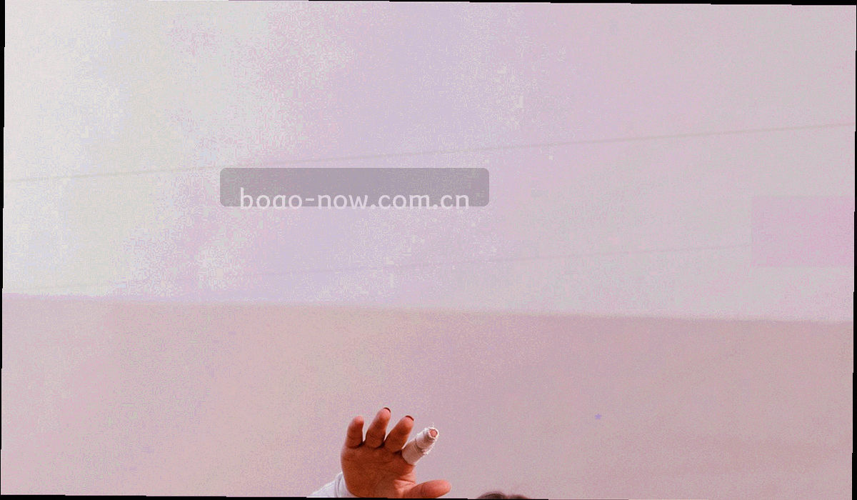 夜色中的会馆建筑立面轮廓，暖金光带沿垂直方向分布